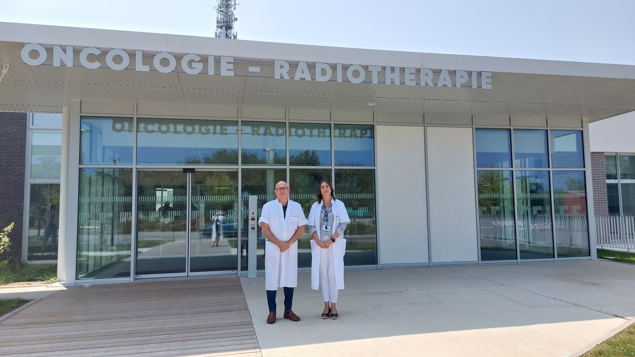Le Dr Esther Casado et Dr Jesús Montesinos devant le centre de Montauban